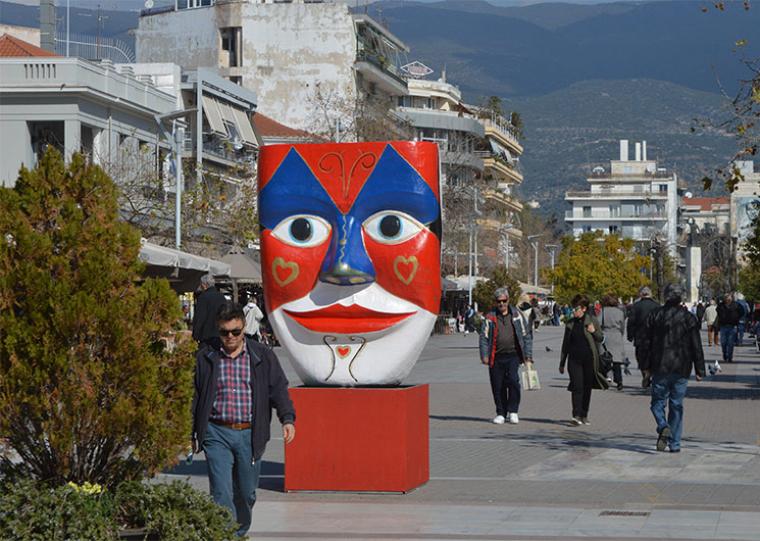 Η “άτυπη συμφωνία” για τα τραπεζοκαθίσματα στην πλατεία έγινε “παράδειγμα χρηστής διοίκησης”!