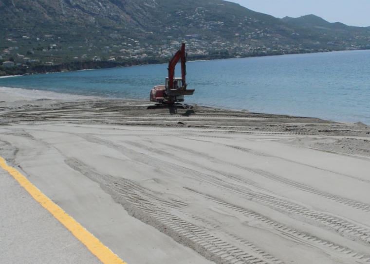 Παρέμβαση στην πλαζ της Καλαμάτας με βαρύ μηχάνημα έργων