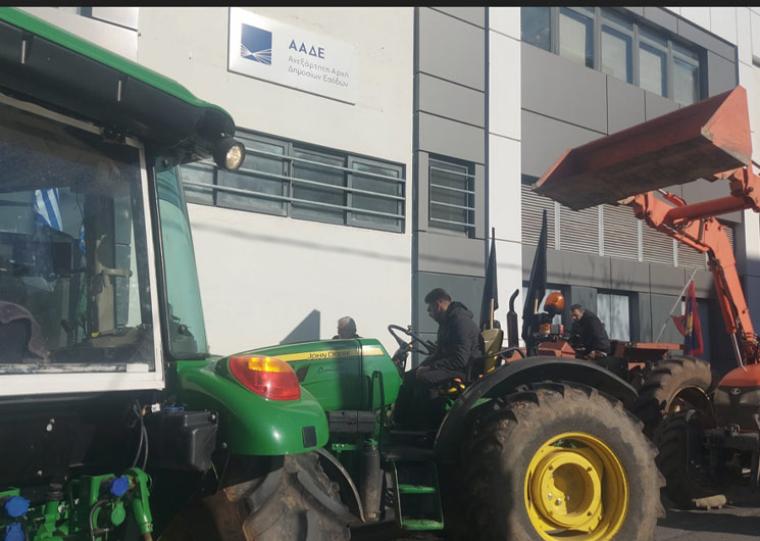 «Δεν θα φύγουμε μέχρι να δικαιωθούμε» – «Ο βρώμικος πόλεμος γυρίζει εναντίον τους» – Οι αγροτοκτηνοτρόφοι στην Εφορία