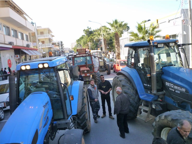 Βγήκαν οι αγρότες με τα τρακτέρ τους στην πλατεία της Μεσσήνης  