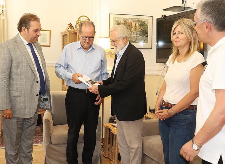 Ο σκηνοθέτης Γιάννης Σμαραγδής στον περιφερειάρχη για τη νέα του ταινία