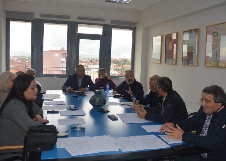 Αριστερά η Παναγιώτα Βασιλοπούλου, στην κορυφή του τραπεζιού ο πρόεδρος της Φάρις Παντελής Δρούγας και στη συνέχεια οι Νίκος Φύκιρης, Δημήτρης Κοσμόπουλος, Βασίλης Παπαευσταθίου, Τάσος Πολυχρονόπουλος, Γιώργος Σωφρονάς