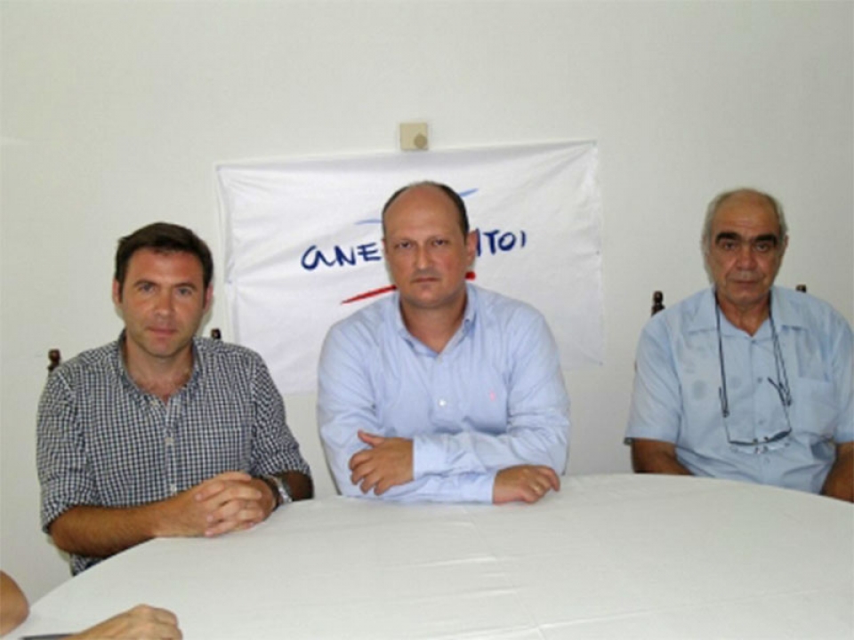 Ο συντονιστής των Ανεξάρτητων Ελλήνων στη Μεσσηνία Θοδωρής Τζανετάκης, ο γραμματέας του κινήματος Γιάννης Μοίρας και ο υποψήφιος βουλευτής Δημήτρης Μπαρμπετσέας