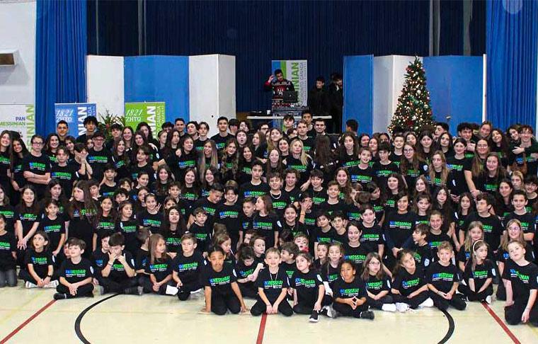 Φωτογραφία από εκδήλωση της Παμμεσσηνιακής Ένωσης Τορόντο "Παπαφλέσσας-Τορόντο", στην οποία συμμετείχαν εκατοντάδες παιδιά με μεσσηνιακή καταγωγή, συγγενείς τους και πολλοί ακόμη ελληνοκαναδοί με δεσμούς και σχέσεις με τη Μεσσηνία