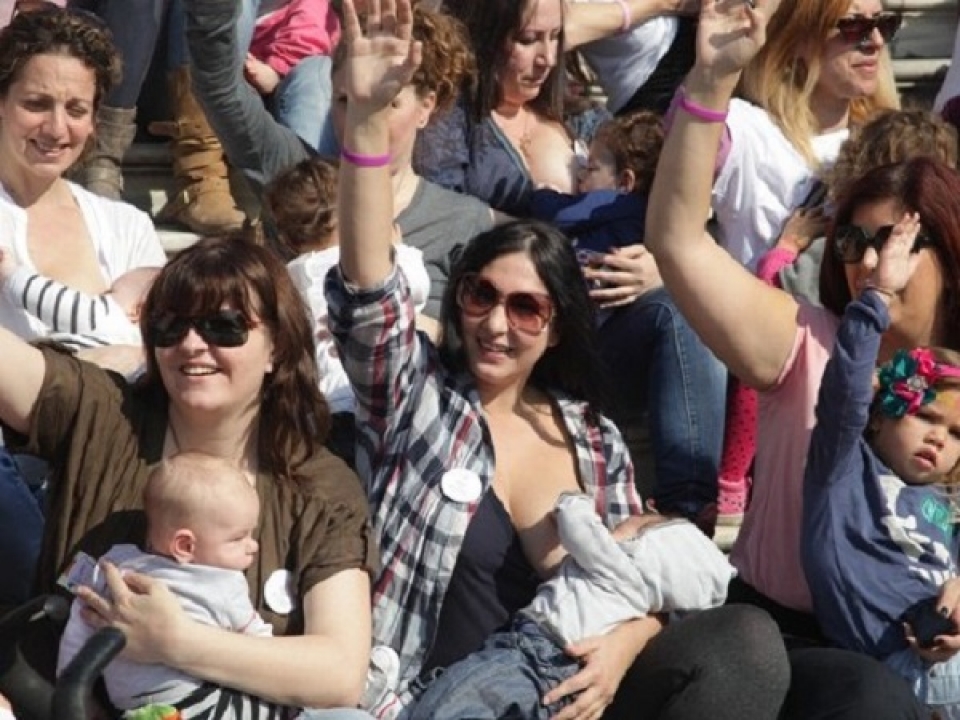Δημόσιος θηλασμός στην Καλαμάτα ταυτόχρονα με την υπόλοιπη Ελλάδα
