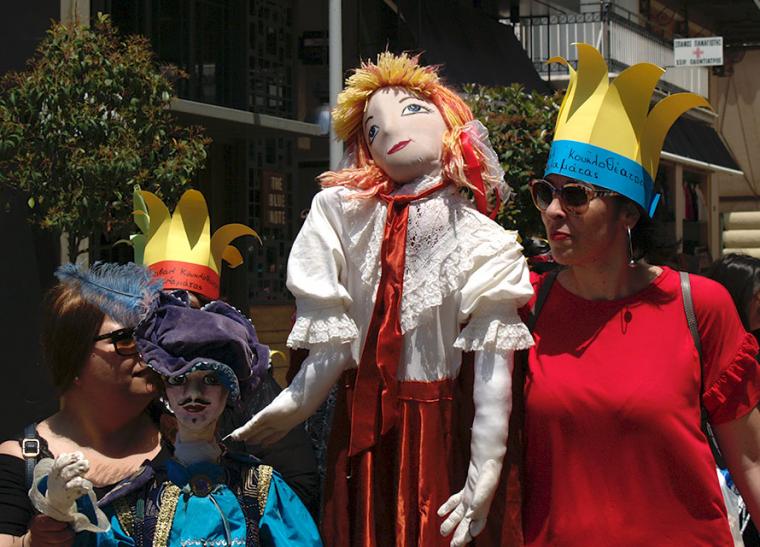 Οι κούκλες με τους κουκλοπαίχτες έκαναν παρέλαση και μοίρασαν χαρά