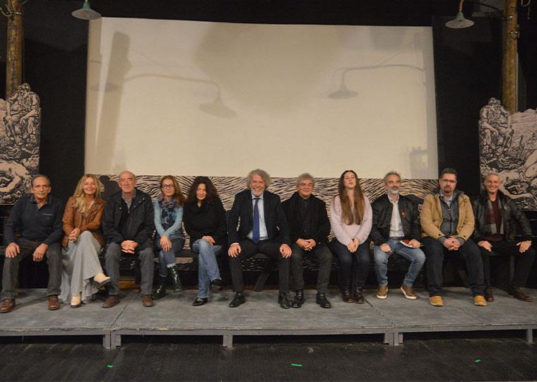 “Στο Σύρμα”: Η κόλαση της Μακρονήσου στη θεατρική σκηνή χωρίς αναμόχλευση της διχόνοιας