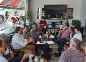 Ο Αλέξης Χαρίτσης με τον Σταύρο Αραχωβίτη στη Μεσσήνη με πατατοπαραγωγούς 