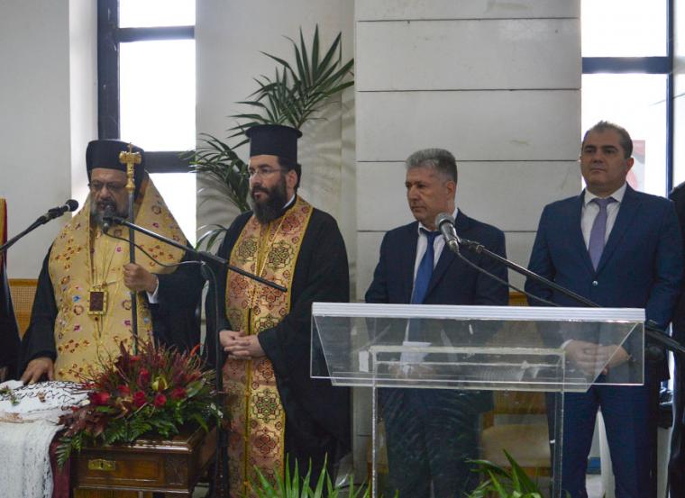 Ανάμεσα στους ιερείς και το δήμαρχο Καλαμάτας, Θανάση Βασιλόπουλο, ο πρόεδρος του Δικηγορικού Συλλόγου Καλαμάτας, Περικλής Ξηρογιάννης