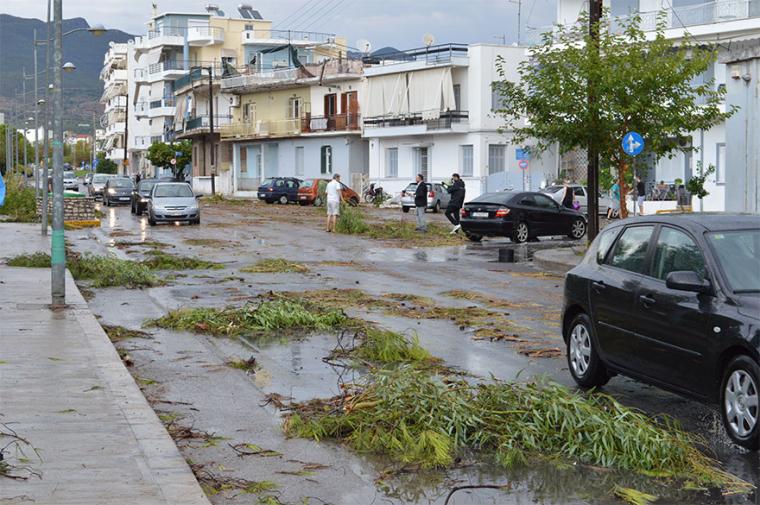Σαρωτικό μπουρίνι σκόρπισε φόβο στην Καλαμάτα και προκάλεσε πολλές ζημιές