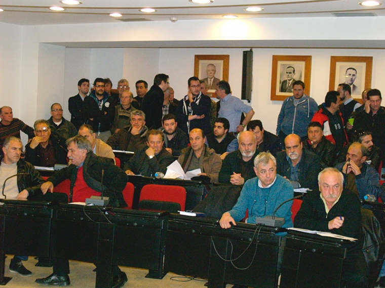 Κάτω δεξιά ο διευθυντής Δασών Μεσσηνίας, Γιώργος Σωτηρόπουλος, που έκανε μια εμπεριστατωμένη ενημέρωση για τους δασικούς χάρτες στο Δημοτικό Συμβούλιο, η αίθουσα του οποίου γέμισε από προέδρους κοινοτήτων και άλλους ενδιαφερόμενους