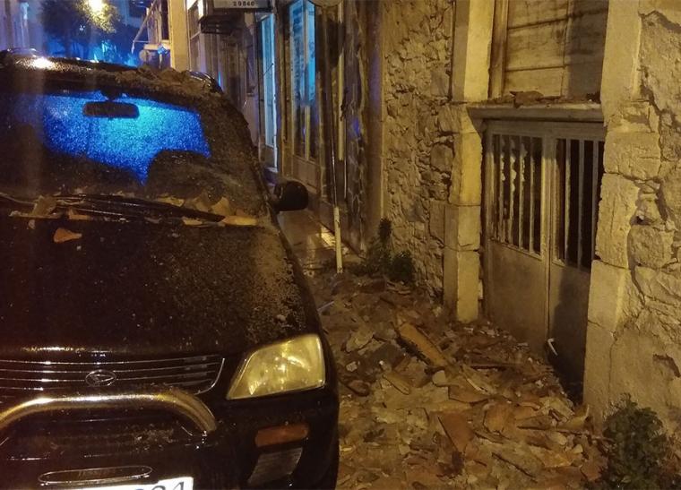 Έβρεξε και σοφάδες με κεραμίδια από ερείπιο στην οδό Αριστοδήμου