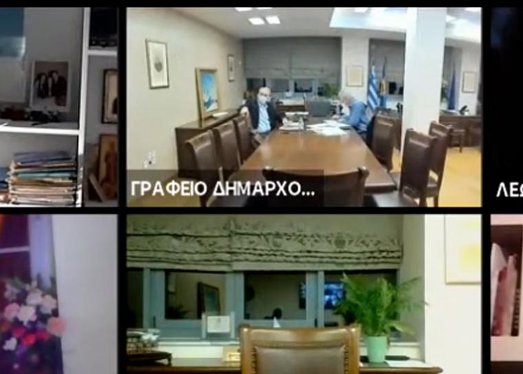 Λίγο πριν το τέλος της δεύτερης πολύωρης συνεδρίασης του Δημοτικού Συμβουλίου ο προεδρεύων δημοτικός σύμβουλος Στάθης Σταματόπουλος, στα αριστερά και ο γραμματέας των συνεδριάσεων, Χρήστος Αλεξανδρόπουλος