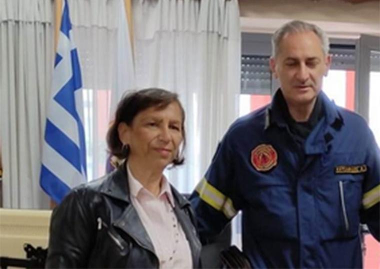 Η Χαρά Κιουρή με τον διοικητή των Πυροσβεστικών Υπηρεσιών Μεσσηνίας, πύραρχο Αθανάσιο Κατσαφάδο