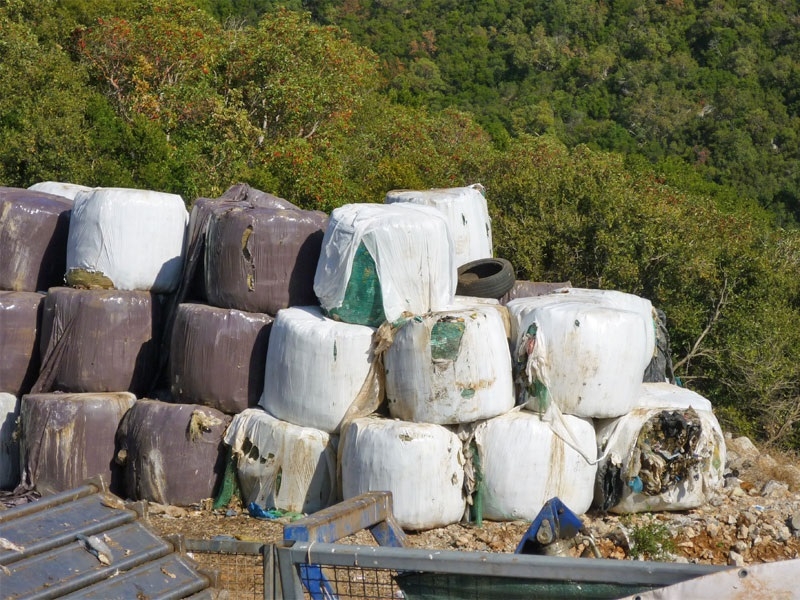 Ένας πολύ μικρός αριθμός από τις επικίνδυνες σκουπιδομπάλες που βρίσκονται εγκαταλειμμένες στη Μαραθόλακκα