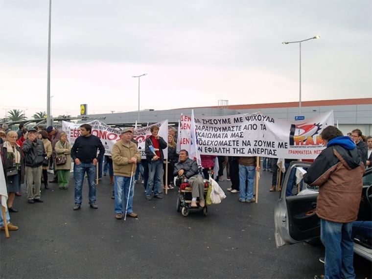 Από την απεργιακή συγκέντρωση του ΠΑΜΕ, στην πανελλαδική απεργία που έγινε το Νοέμβρη του 2014, έξω από σούπερ μάρκετ στην Καλαμάτα