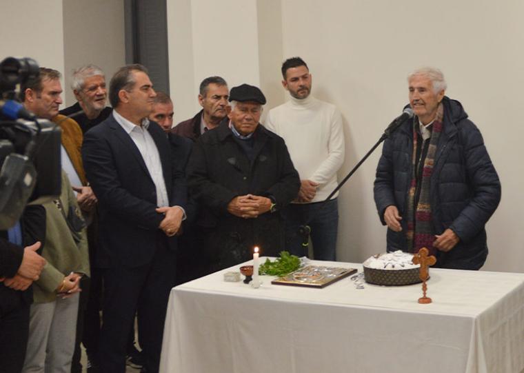 Στο μικρόφωνο ο Γιώργος Κυριακόπουλος, εκείνος που έσωσε από την κατεδάφιση το κτίριο και στη συνέχεια έκανε με τη σύζυγό του Ντονατέλλα Σπινέλλα Κυριακοπούλου τις μελέτες αφιλοκερδώς για το Δήμο. Αριστερά ο δήμαρχος Θανάσης Βασιλόπουλος, ο πρώην δήμαρχος Γιώργος Κουτσούλης και ο πρόεδρος της Φάρις Σωτήρης Κριτσωτάκης