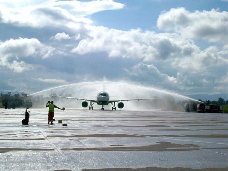 Υποδοχή το απόγευμα της Lufthansa στο αεροδρόμιο με αψίδα νερού
