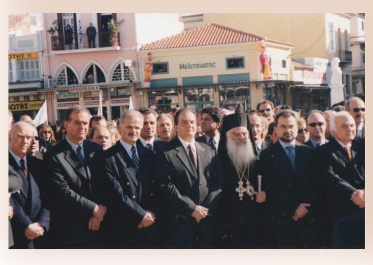 φωτογραφία από το αρχείο του Πέτρου Τσώνη, από επίσκεψη του Κώστα Καραμανλή, πριν εκλεγεί κερδίσει τις εκλογές, στον εορτασμό της Καλαμάτας για την 23η Μαρτίου