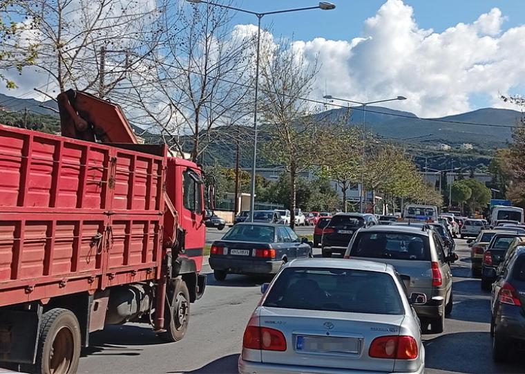 Ανεξέλεγκτη η κατάσταση στην κεντρική αγορά και ακόμη δεν μπήκαμε στη Μεγάλη Εβδομάδα