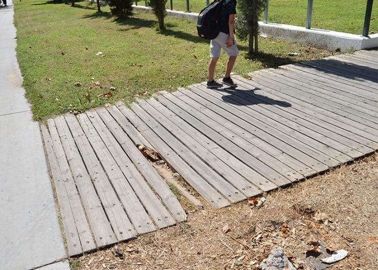 Επισκευή και συντήρηση πριν γίνει ατύχημα χρειάζονται οι ξύλινες ράμπες