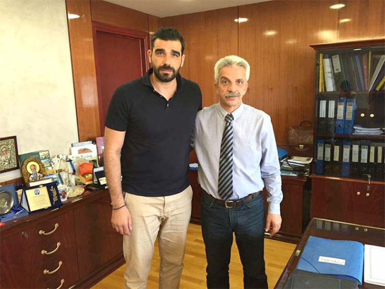 Ο Πέτρος Κωνσταντινέας με τον γραμματέα του υπουργείου Προστασίας του Πολίτη Δημήτρη Αναγνωστάκη