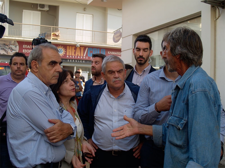 Ο υπουργός Νίκος Τόσκας, στη μέση, ο γραμματέας Πολιτικής Προστασίας Γιάννης Καπάκης και η βουλευτής Γιώτα Κοζομπόλη ακούνε κάτοικο που διαμαρτύρεται για τη δημοτική αρχή