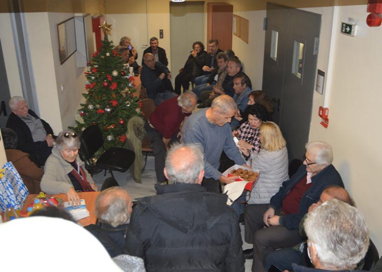 Η διοίκηση του Εργατικού Κέντρου κλείδωσε τις πόρτες και οι συνταξιούχοι έκοψαν πίτα στο διάδρομο!