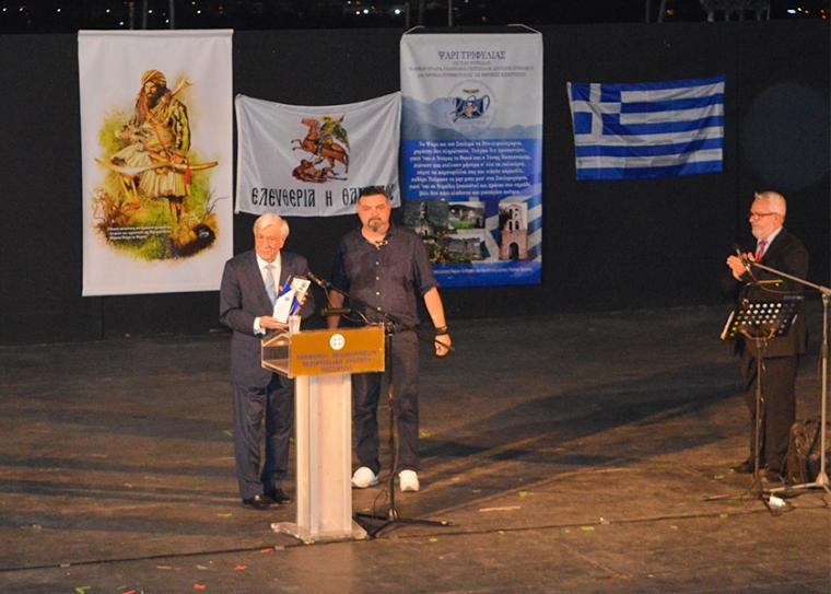 Από εκδήλωση για τους Ντρέδες που πραγματοποιήθηκε το περασμένο καλοκαίρι στην Καλαμάτα, από την Επιτροπή του χωριού Ψάρι για την επέτειο των 200 χρόνων της Ελληνικής Επανάστασης, με κεντρικό ομιλητή τον Προκόπη Παυλόπουλο