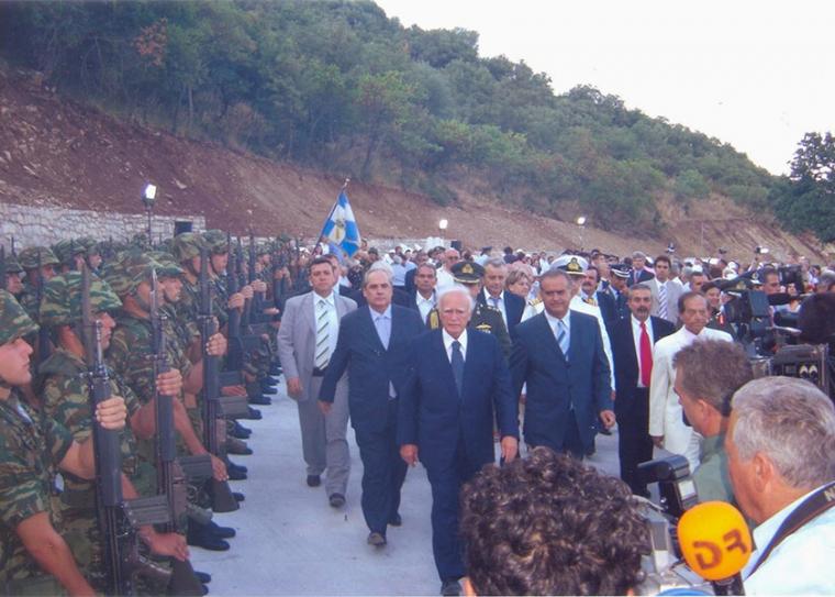 Ο Κάρολος Παπούλιας στο Ραμοβούνι, τον τόπο γέννησης του Κολοκοτρώνη, κοντά στον Μελιγαλά, στο 1ο Αντάμωμα των Πελοποννησίων, το 2006 (από το αρχείο του Μανιατακείου Ιδρύματος Κορώνης)