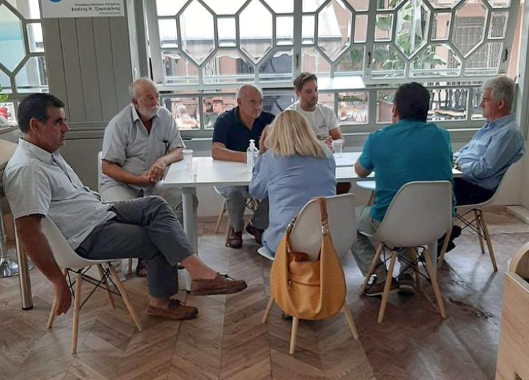 Ο Βασίλης Τζαμουράνης με εκπροσώπους ναυταθλητικών συλλόγων