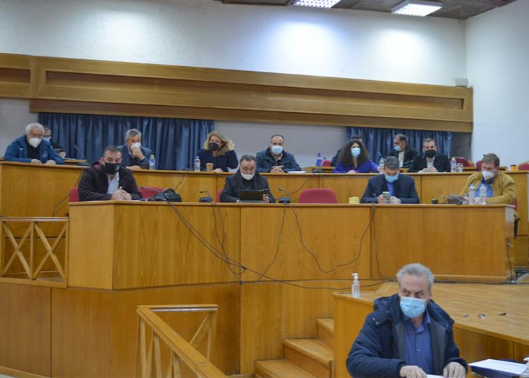 Φεύγει το Δημοτικό Συμβούλιο Καλαμάτας από το “αφιλόξενο” αμφιθέατρο της Περιφέρειας