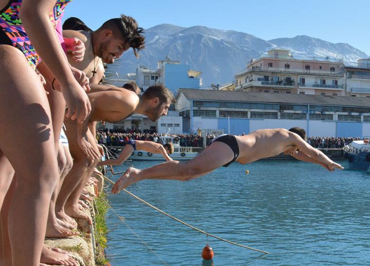 Στις 11.00 ο αγιασμός των υδάτων στο Λιμάνι - Όσοι βουτήξουν να δηλώσουν συμμετοχή στο Λιμεναρχείο
