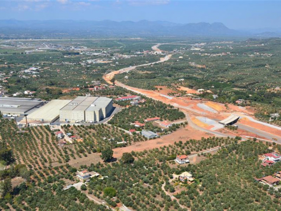 Ο  υπό κατασκευήν αυτοκινητόδρομος στο ύψος του εργοστασίου Καρέλια, όπου θα λειτουργεί κόμβος σύνδεσης με τη λεωφόρο Αθηνών
