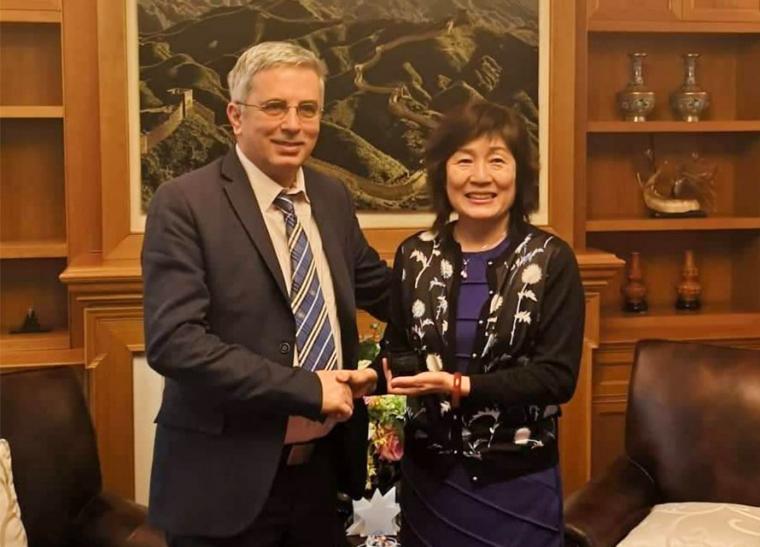 Ο Μανώλης Μάκαρης είχε συνάντηση με την Πρέσβειρα της Κίνας στην Ελλάδα με θέμα την Καλαμάτα