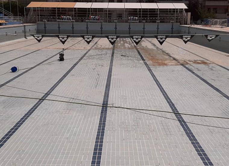 Καθαρίζει ο Δήμος την πισίνα ενόψει της επαναλειτουργίας του κολυμβητηρίου