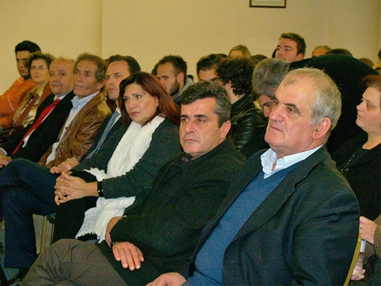 Ο Γιάννης Αργυράκης δεξιά, σε παλιότερη κομματική εκδήλωση των Δημοκρατών Σοσιαλιστών από τους οποίους προέρχεται