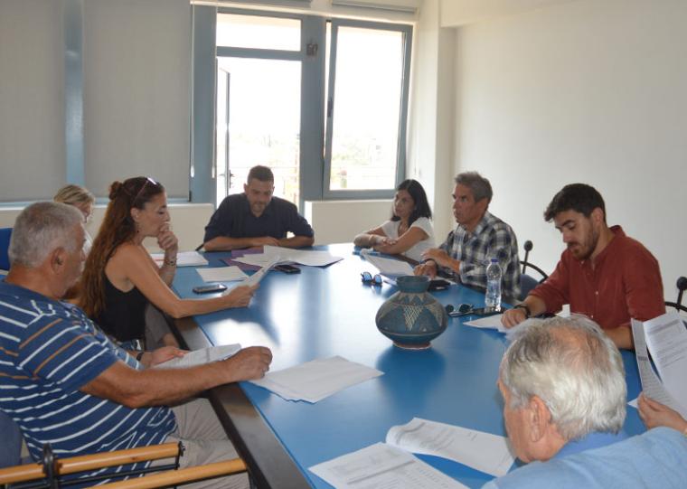 Από τη συνεδρίαση του Διοικητικού Συμβουλίου της Φάρις: Παύλος Κλάδης, Θώμη Σταμούλη, Ελένη Κουτσομανιώτη, Σωτήρης Κριτσωτάκης, Τασούλα Φοίφα, Τάσος Πολυχρονόπουλος, Θανάσης Τσιγαρίδης, Χρύσα Αναζίκου, Πανάγος Φουρναράκης