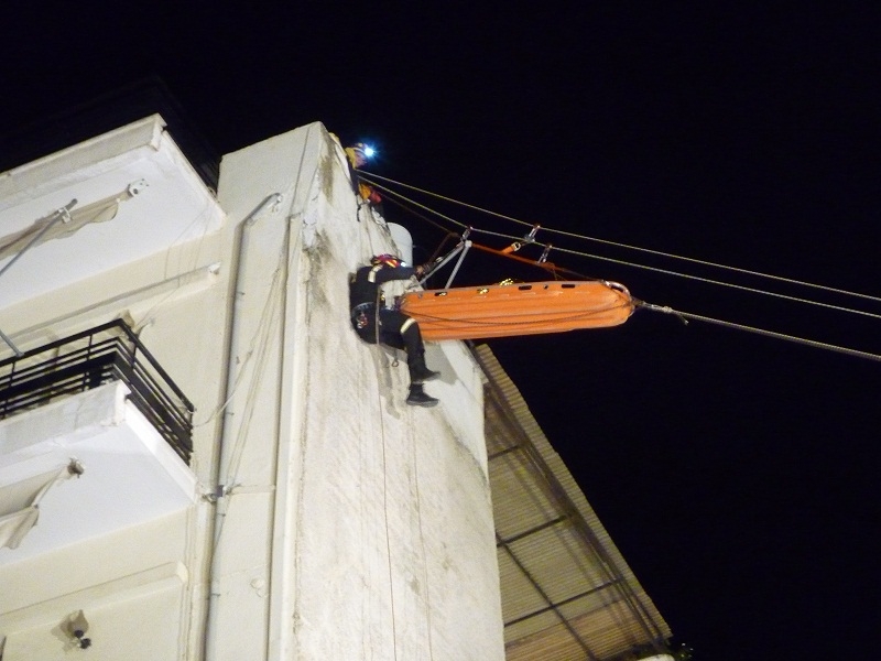 Διάσωση τραυματία από ταράτσα πολυκατοικίας στην οποία κατέρρευσαν οι σκάλες από το σεισμό