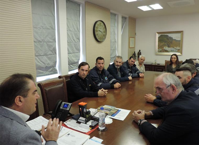 Ο δήμαρχος είδε τους 16, στηρίζει και τους υπόλοιπους της ΔΕΥΑΚ για να γυρίσουν στη δουλειά τους