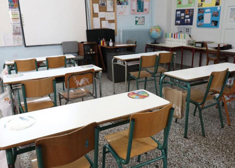 “Θεματοφύλακες του Συντάγματος” πέρασαν χειροπέδες σε διευθυντή σχολείου και τον οδήγησαν στην αστυνομία!