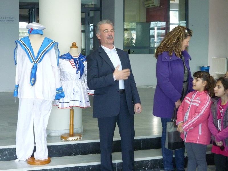 Ο αντιδήμαρχος Γιώργος Δαβίλλας ξεναγεί μαθητές στην έκθεση με αποκριάτικες στολές του Νησιώτικου καρναβαλιού