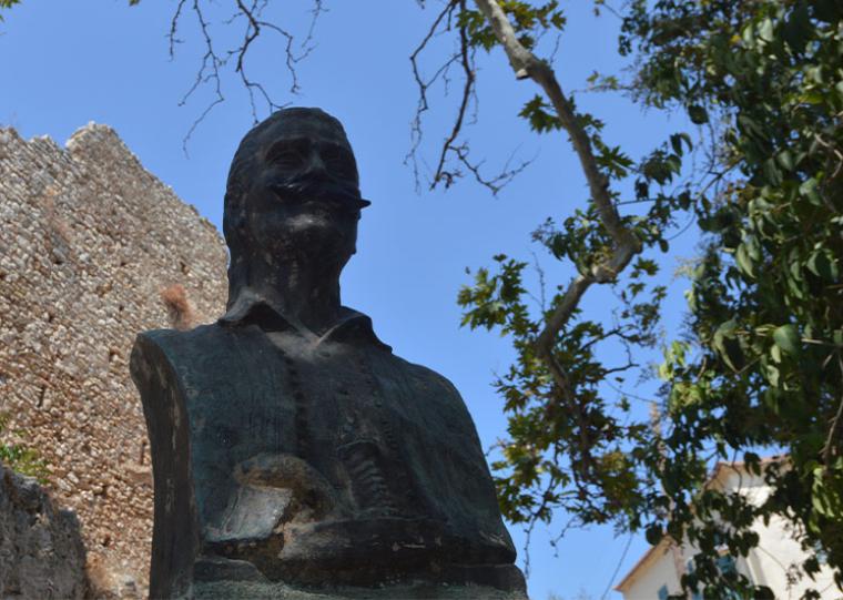 Γιαννάκης Γκρίτζαλης, η προτομή του ήρωα του '21 και πρωταγωνιστή της Μεσσηνιακής Επανάστασης του 1834 στην Κυπαρισσία, τον τόπο όπου εκτελέστηκε μετά από δικαστική απόφαση, ύστερα από την καταστολή της εξέγερσης