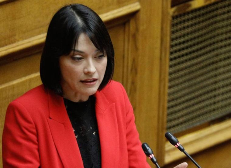Νάντια Γιαννακοπούλου στη Βουλή: Το ζήτημα της επιμέλειας των παιδιών δεν είναι άσπρο ή μαύρο