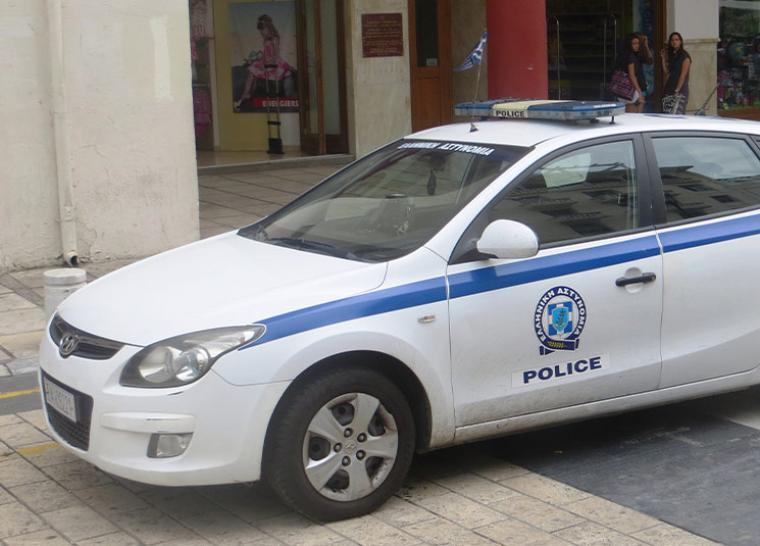 Σύλληψη αστυνομικού στην Αθήνα για εμπορία ανθρώπων, διακίνηση ναρκωτικών, παραβίαση της νομοθεσίας για τα όπλα