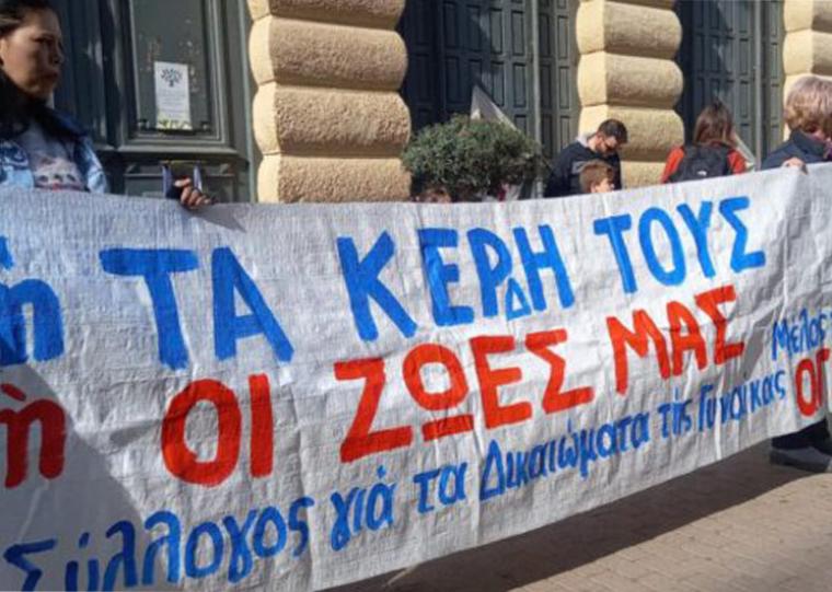 Ο Σύλλογος για τα Δικαιώματα της Γυναίκας Καλαμάτας για τη συγκέντρωση αλληλεγγύης στους συγγενείς των θυμάτων των Τεμπών