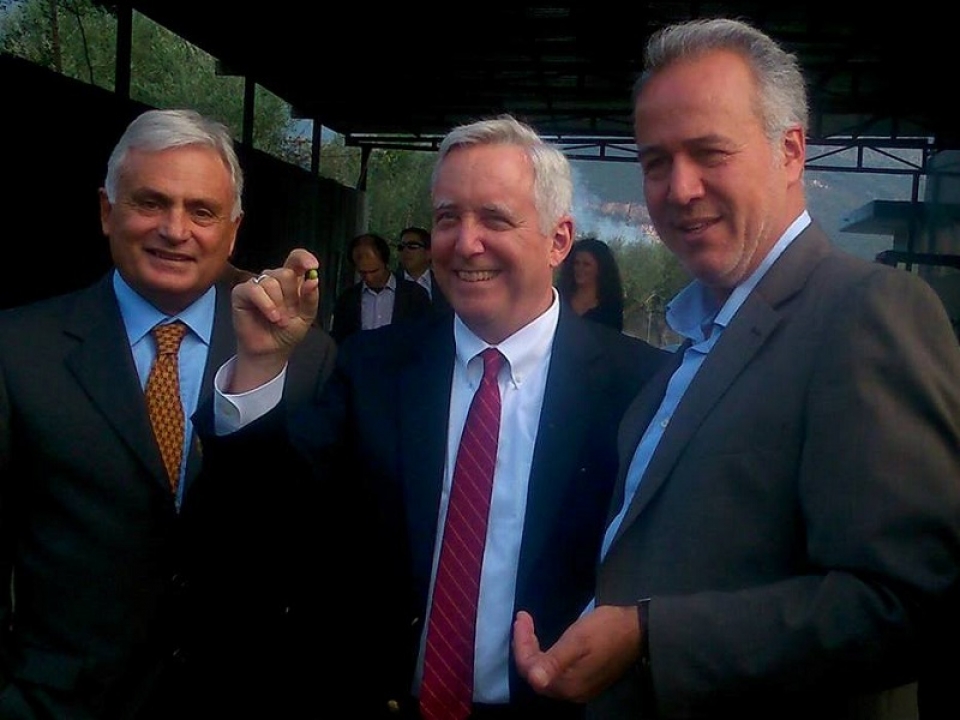 Ο Πρέσβης των ΗΠΑ με μια ελιά στο χέρι, ανάμεσα στον Δημήτρη Μανιάτη και τον Μιχάλη Αντωνόπουλο