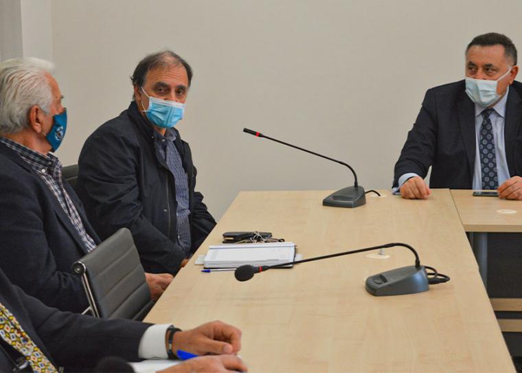 Ο διευθυντής του Κέντρου Υγείας Καλαμάτας, Παναγιώτης Κατσαφάδος και δεξιά ο ειδικός σύμβουλος του δημάρχου, καθηγητής Παναγιώτης Χαλβατσιώτης