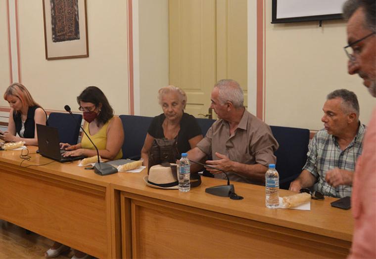 Οι μελετητές, δεξιά διακρίνεται ο εισηγητής, αντιδήμαρχος Νίκος Μπασακίδης