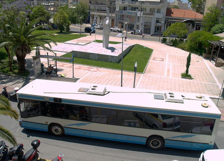 Στο “Φιλόδημο” τα στέγαστρα στάσεων στην Καλαμάτα με φωτοβολταϊκά, WiFi, led και θύρες φόρτισης